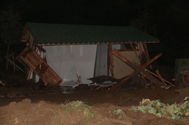 Erzurum'da patlayan hattan akan su toprak kaymasına neden oldu